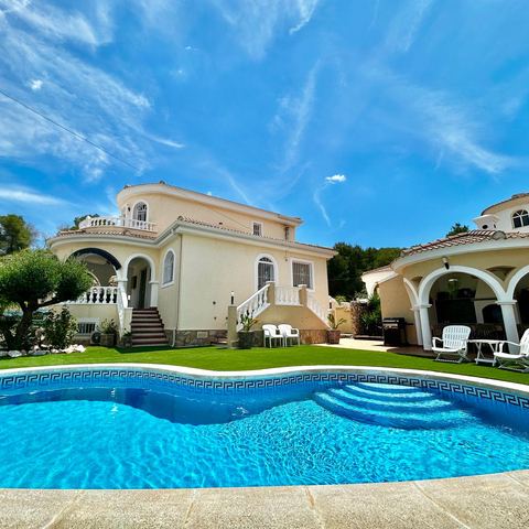 La villa, la piscina y la cocina de verano