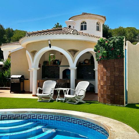 Cocina de verano junto a la piscina