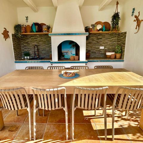 Mesa grande de la cocina de verano
