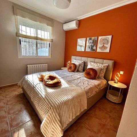 Dormitorio en tonos naranjas