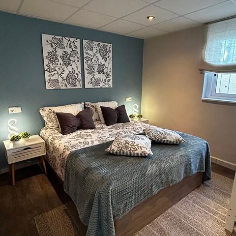 Dormitorio floral de la planta baja